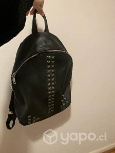 Mochila negra con tachas