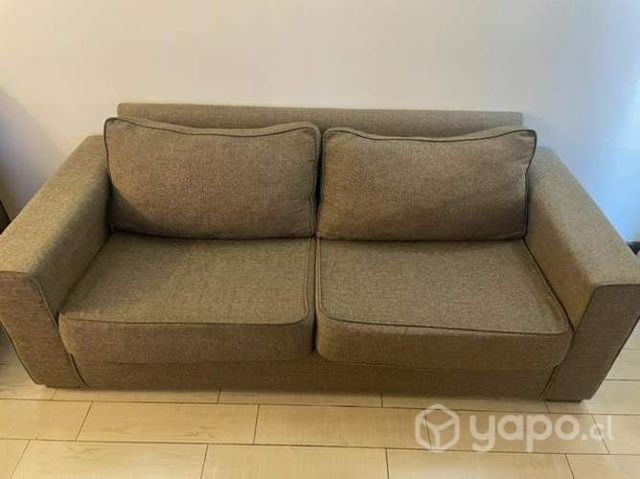 Cómodo sofá de tres puesto color marrón