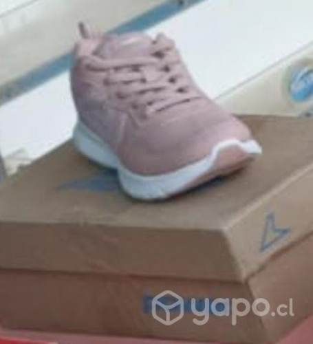 Zapatilla de niña nueva