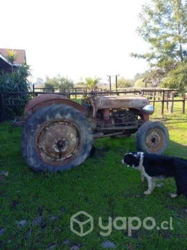 Tractor Ford antiguo
