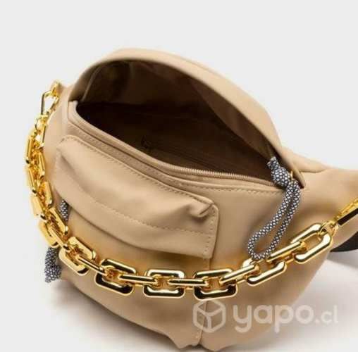 Banano Mujer con cadena dorada