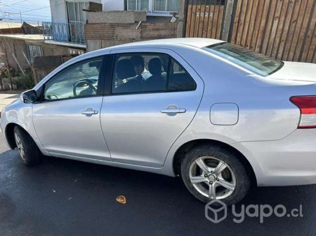 Toyota Yaris 2011 Full