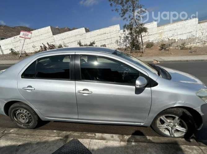Toyota Yaris 2011 Full