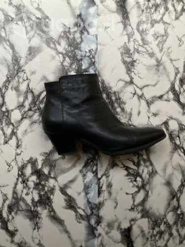 Botines de cuero color negro