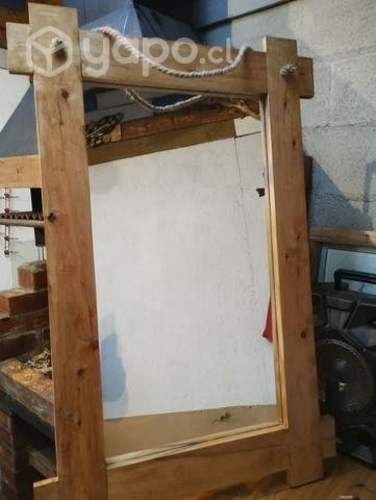 Hermoso espejo en madera de ciprés.