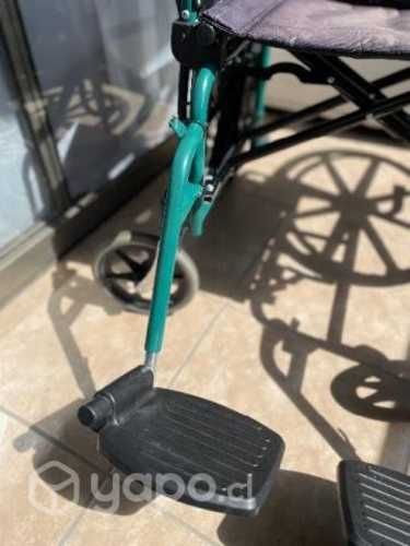 Silla de ruedas y botas