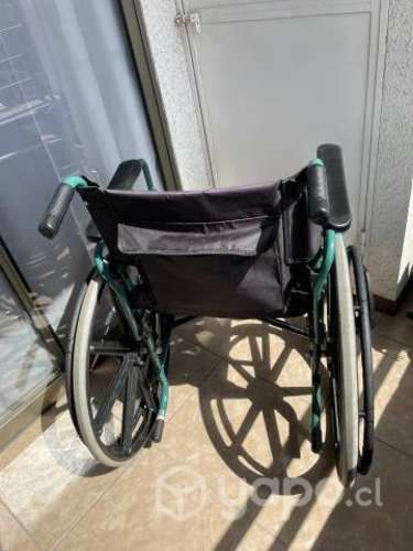 Silla de ruedas y botas