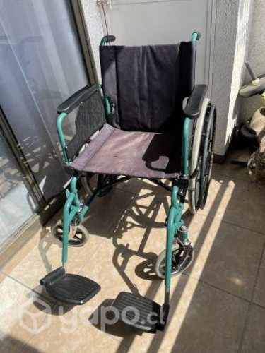 Silla de ruedas y botas