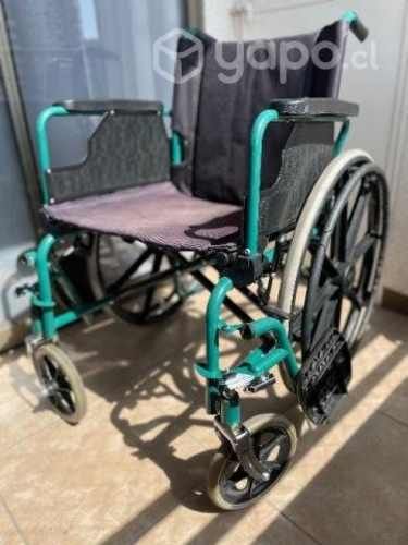 Silla de ruedas y botas