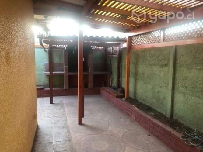 Se arrienda casa en condominio