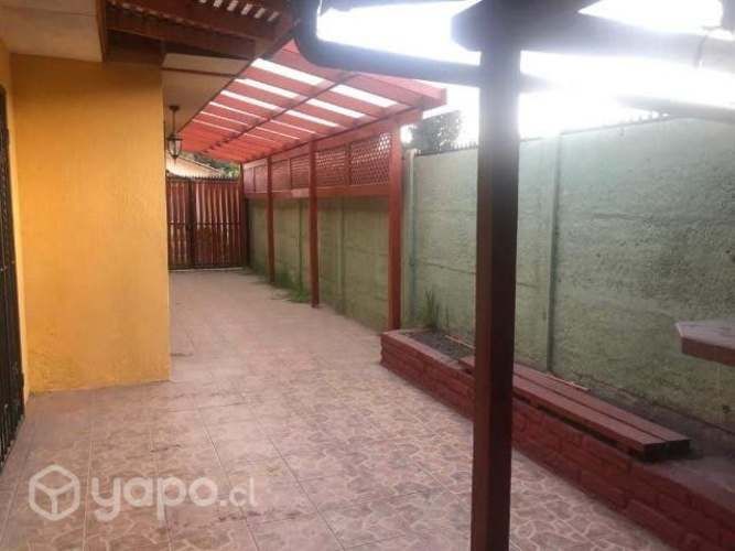 Se arrienda casa en condominio