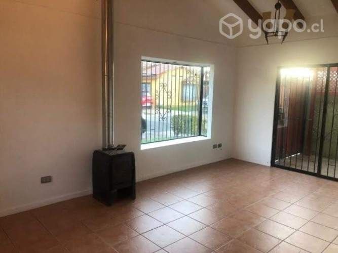 Se arrienda casa en condominio