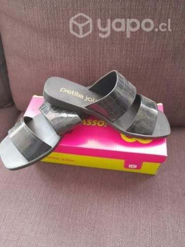 Chalas plásticas negras Petite Jolie