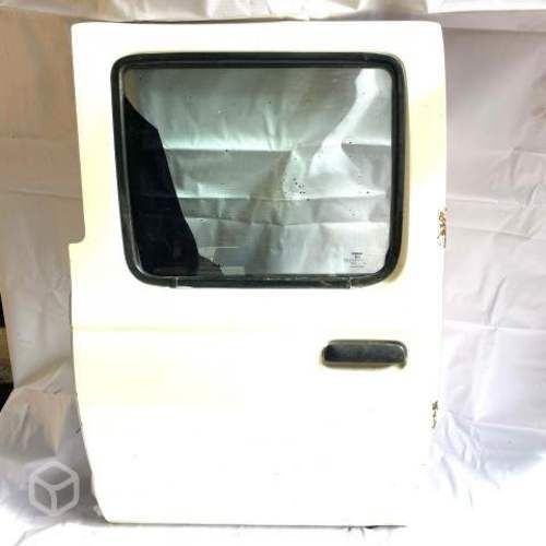 Puerta trasera izquierda Nissan Terrano 2012