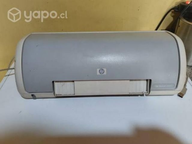 Impresora hp y monitor y lampara de escritorio