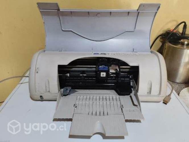 Impresora hp y monitor y lampara de escritorio