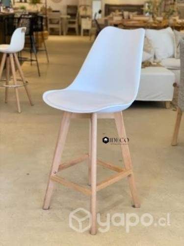 Taburetes nuevos, acolchados y de madera.