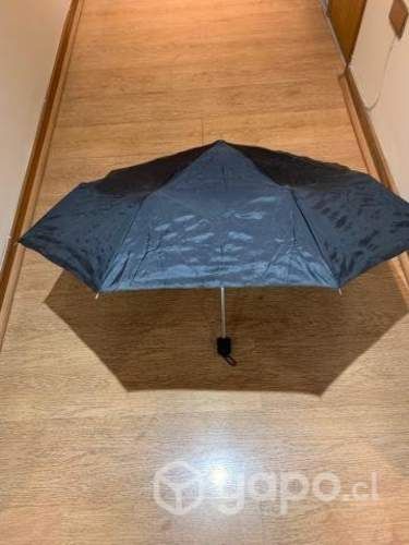 Paraguas plegable, metros Tobalaba y Colon