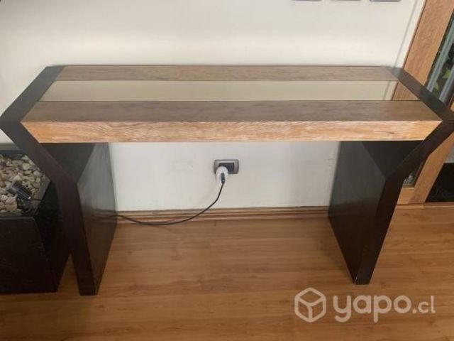 Mueble Arrimo de madera con espejo en la cubierta.