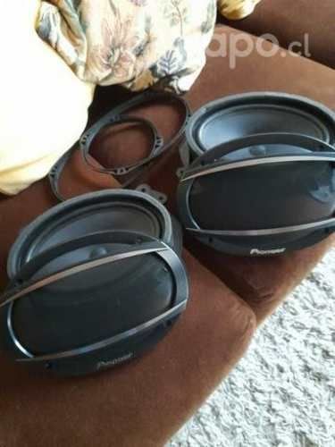 Un par de parlantes pioneer