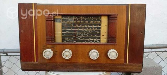 Antigua radio a tubos