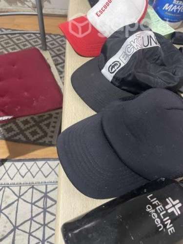 3 gorros y una botella