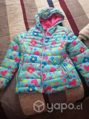 Chaquetas de niña y zapatillas