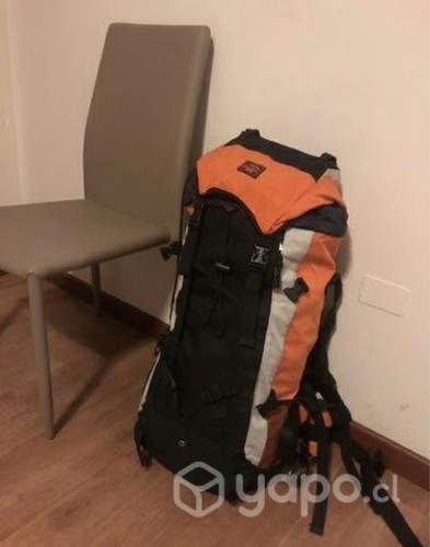 Mochila de viaje llena de ropa