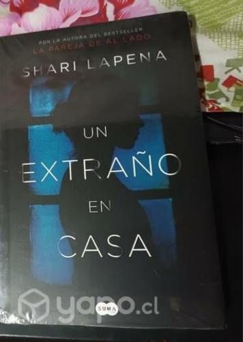 Libro un extraño en casa sellado