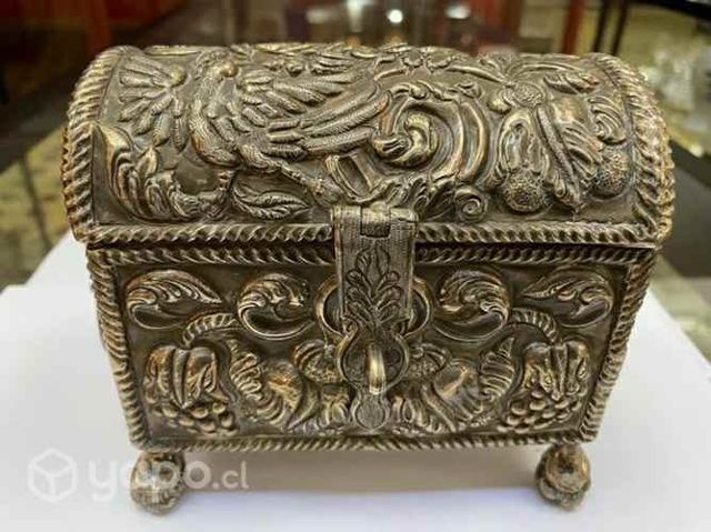 Antiguo cofre de Plata sólida de arte colonial