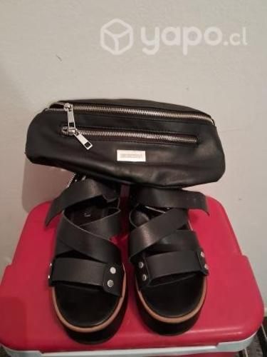 Sandalias y banano de calidad