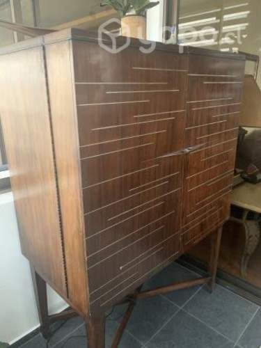 Mueble bar de madera con 2 puertas, repisas, 4 caj