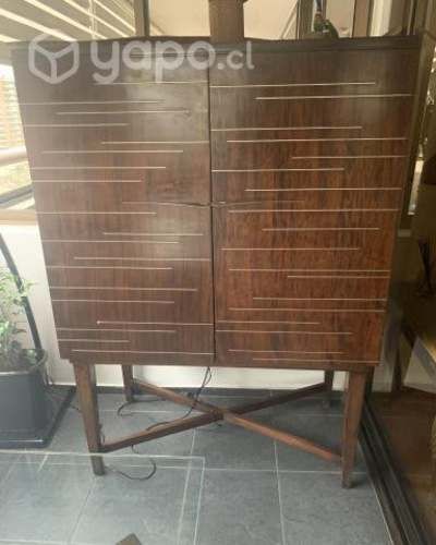 Mueble bar de madera con 2 puertas, repisas, 4 caj