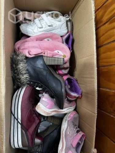 Caja con mas de 10 pares de zapatos mujer niñ@