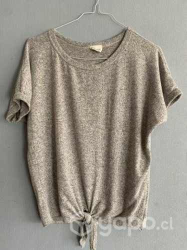 Polera, un básico en talla estándar (M).