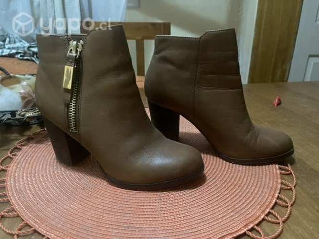 Botines Aldo y sandalias vía uno