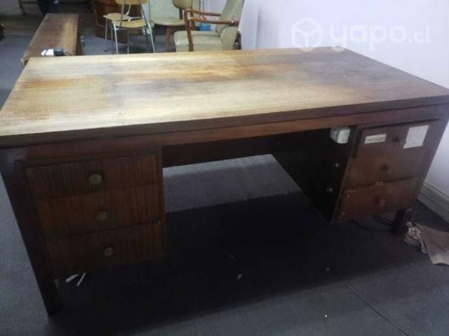 Gran escritorio de madera impregnada usado