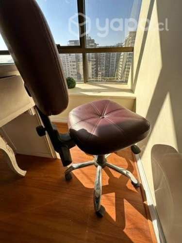 Mesa manicure doble con sillas más esmaltero