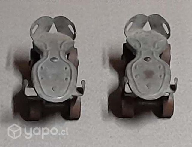 Antiguo par de patines rueda de fierro