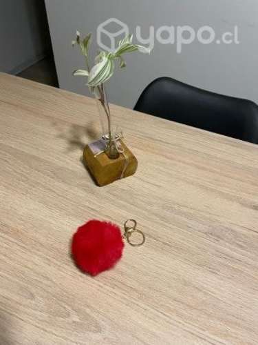 Llavero con pompón rojo