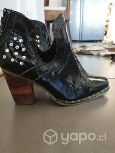 Botin tachas cuero