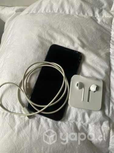 Iphone XR con cargador y audífonos