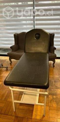 Camilla de cuero negra, con repisa abajo