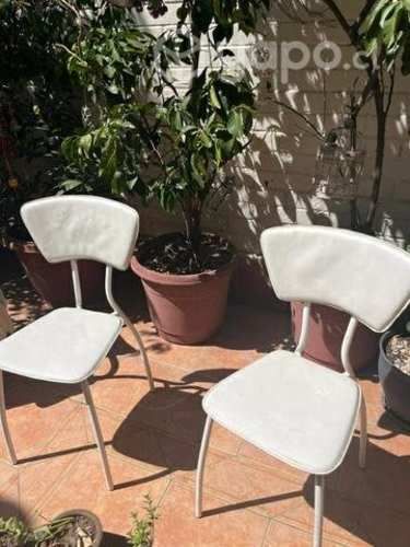 2 sillas blancas