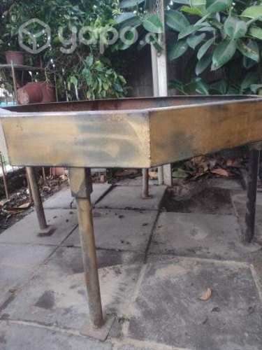 Linda mesa de metal de seis lados