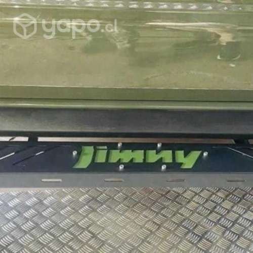 Defensa delantera tipo bumper y pisaderas