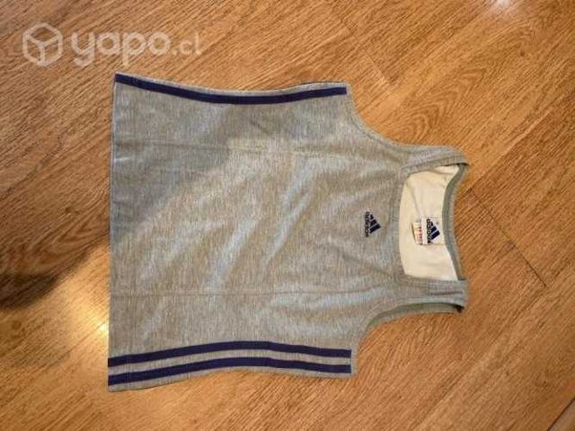 Polera Adidas talla M, un uso, metros Tobalaba y C