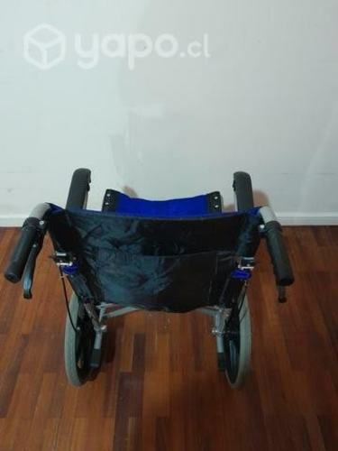 Silla de rueda con bandeja, freno. De mano