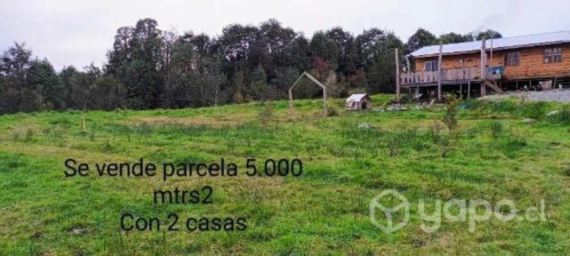 Parcela con 2 casa y rio
