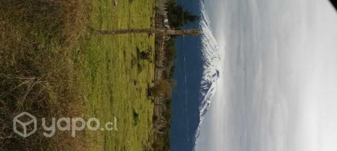 Parcela con 2 casa y rio